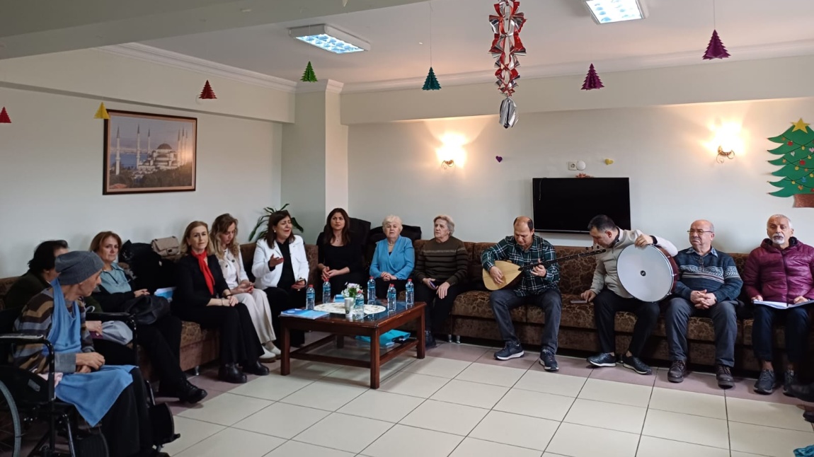 Silivri Halk Eğitim Merkezi Türk Halk Müziği koristleriyle huzurevi ziyareti.